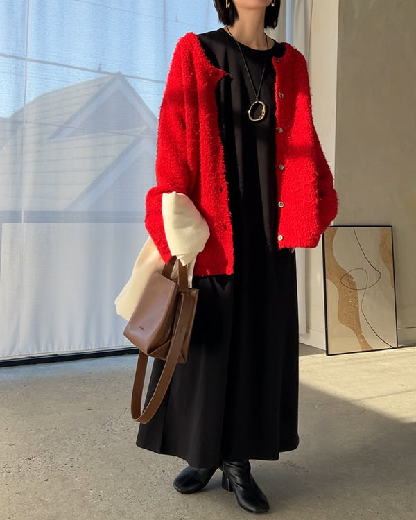 【黒ワンピ×赤カーデ、王道フェミニンコーデ】