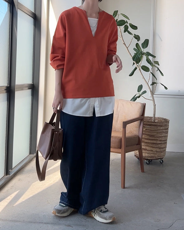 【鮮やかオレンジを効かせた、大人のレイヤードコーデ】